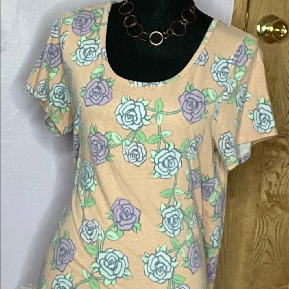 Large Lularoe classic T